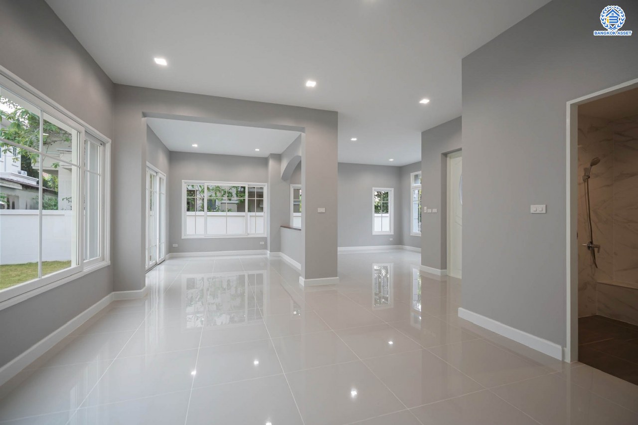 บ้านมือสองตกแต่งใหม่ โครงการ เพอร์เฟคมาสเตอร์พีซ รัตนาธิเบศร์ หลังใหญ่กว่า 91.4 ตร.ว. ฟังก์ชัน 3 ห้องนอน 5 ห้องน้ำ 1 ห้องแม่บ้าน จอดรถได้ 2 คัน พร้อมบรรยากาศโครงการสุด Luxury บนทำเลเชื่อมต่อทุกการเดินทาง ใกล้รถไฟฟ้าสายสีม่วง "สถานีไทรม้า" และจุดขึ้นทางด่วน "งามวงศ์วาน"